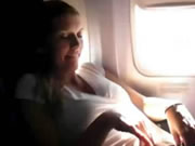 慾火中燒的洋妞在飛機上自瀆